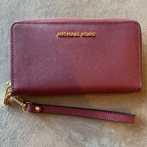 Michael kors wristlet- EUC